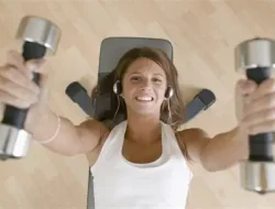 Olahraga Fitness Kreatif Sambil Mendengarkan Musik Favorit Agar Motivasi Tetap Tinggi